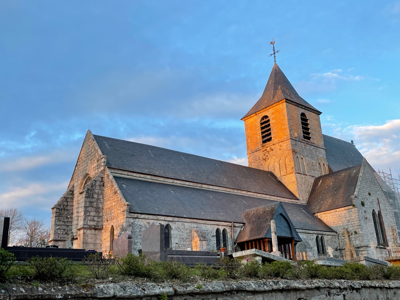 Blosseville - L'église Saint Martin au soleil couchant