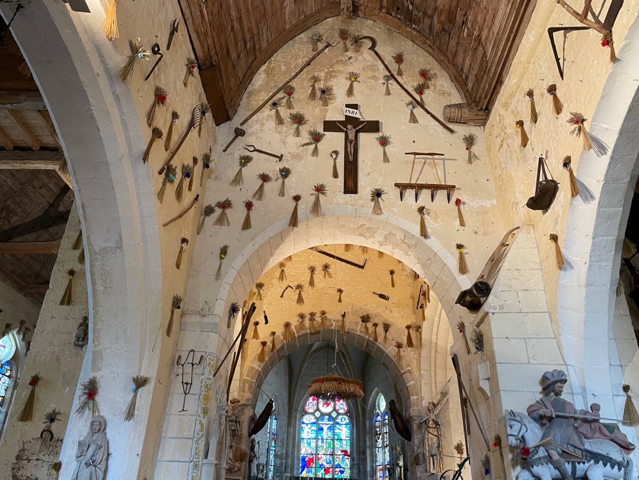 Eglise décorée de bouquets et d'outils