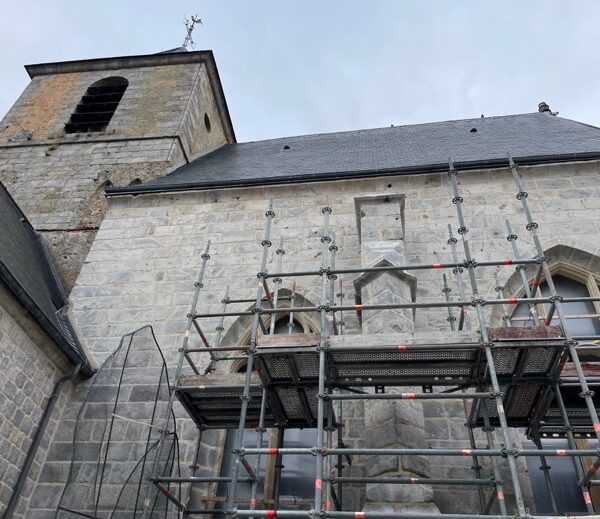 La face sud du choeur en grès (pendant la restauration)