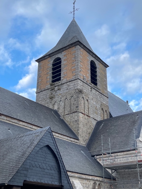 Vu du sud, le clocher au milieu des toits.