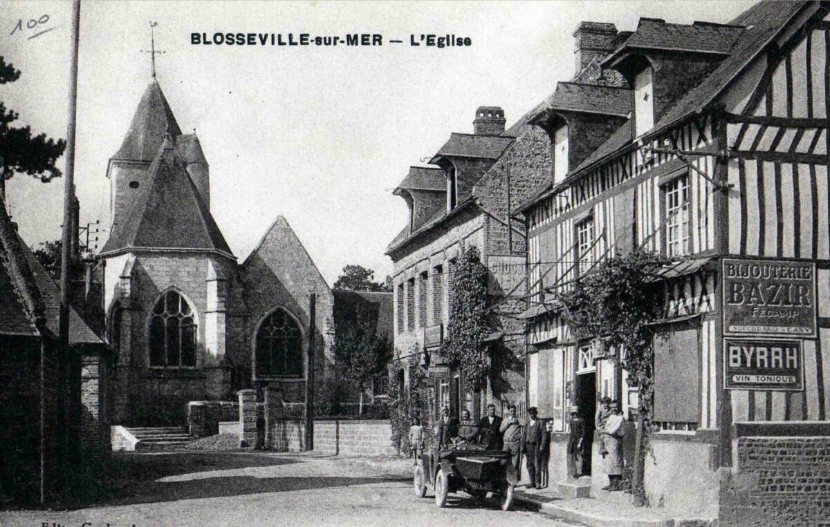 Cafés devant l'église