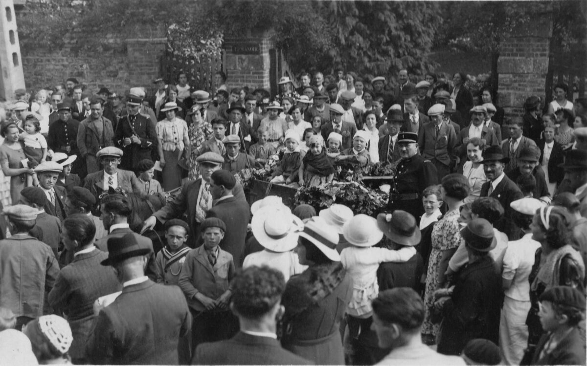 Fête des moissonneurs  - Foule devant "Le Manoir"