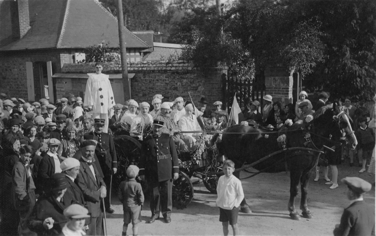 Fête des moissonneurs - "Pierrot" sur un char 