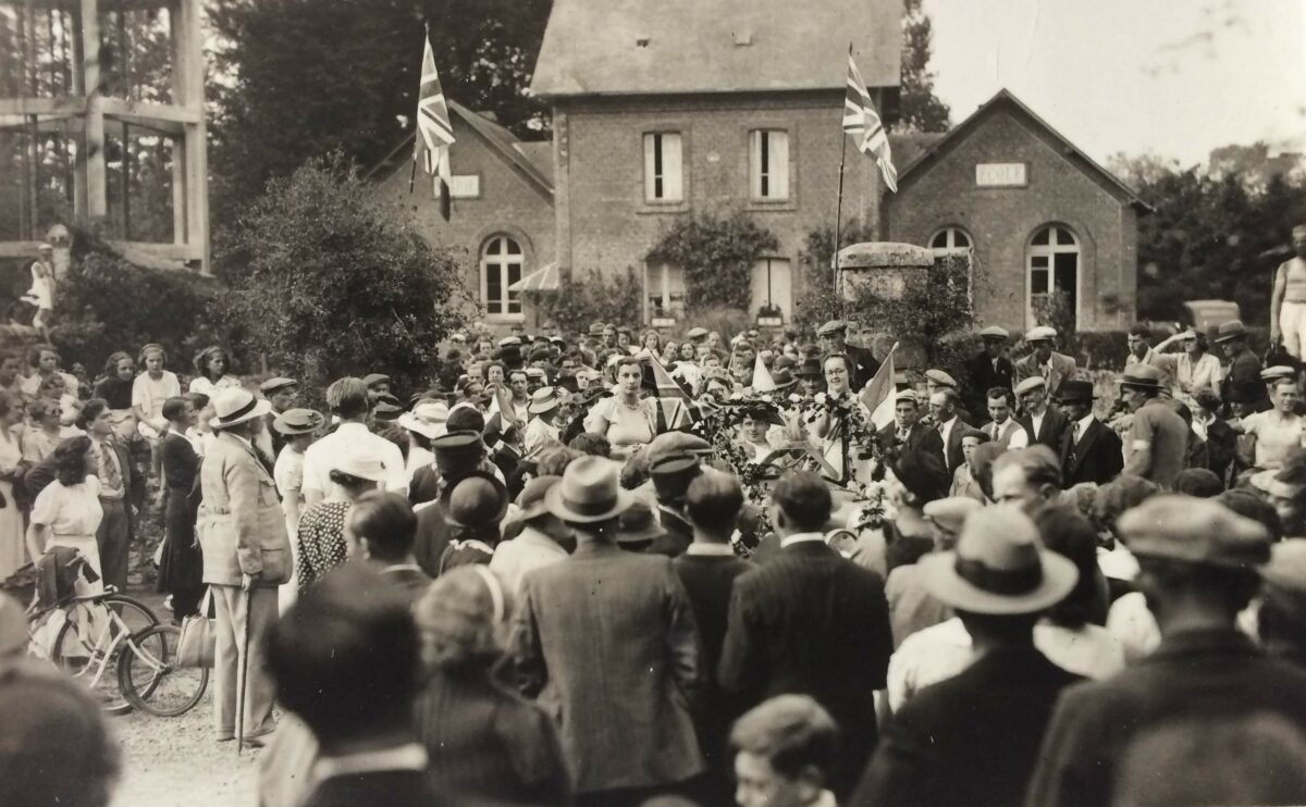 Fête des moissonneurs - Voiture des "souverains anglais" sur la place 