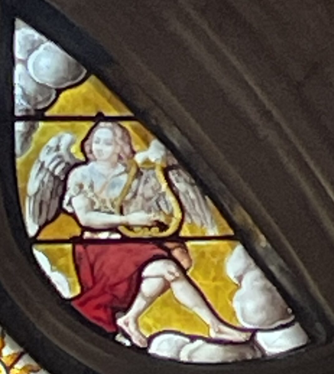 Vitrail de la baie 3 "Déploration du Christ" Après restauration - Ange musicien, joueur de lyre, dans l'écoinçon droit. 