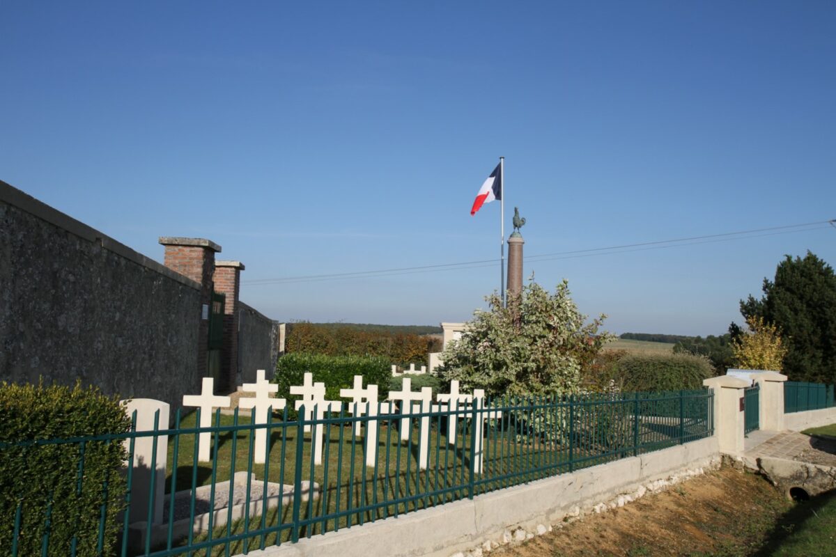 Photo de la nécropole de Courgivaux dans la Marne avec drapeau et croix des tombes