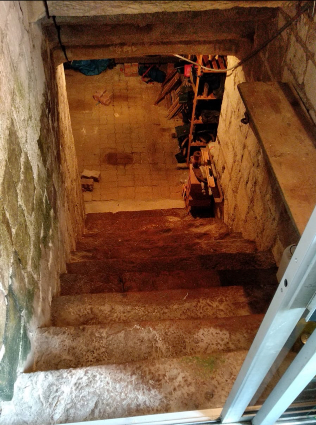 Photo montrant l'endroit où a été tué un soldat britannique (cave)