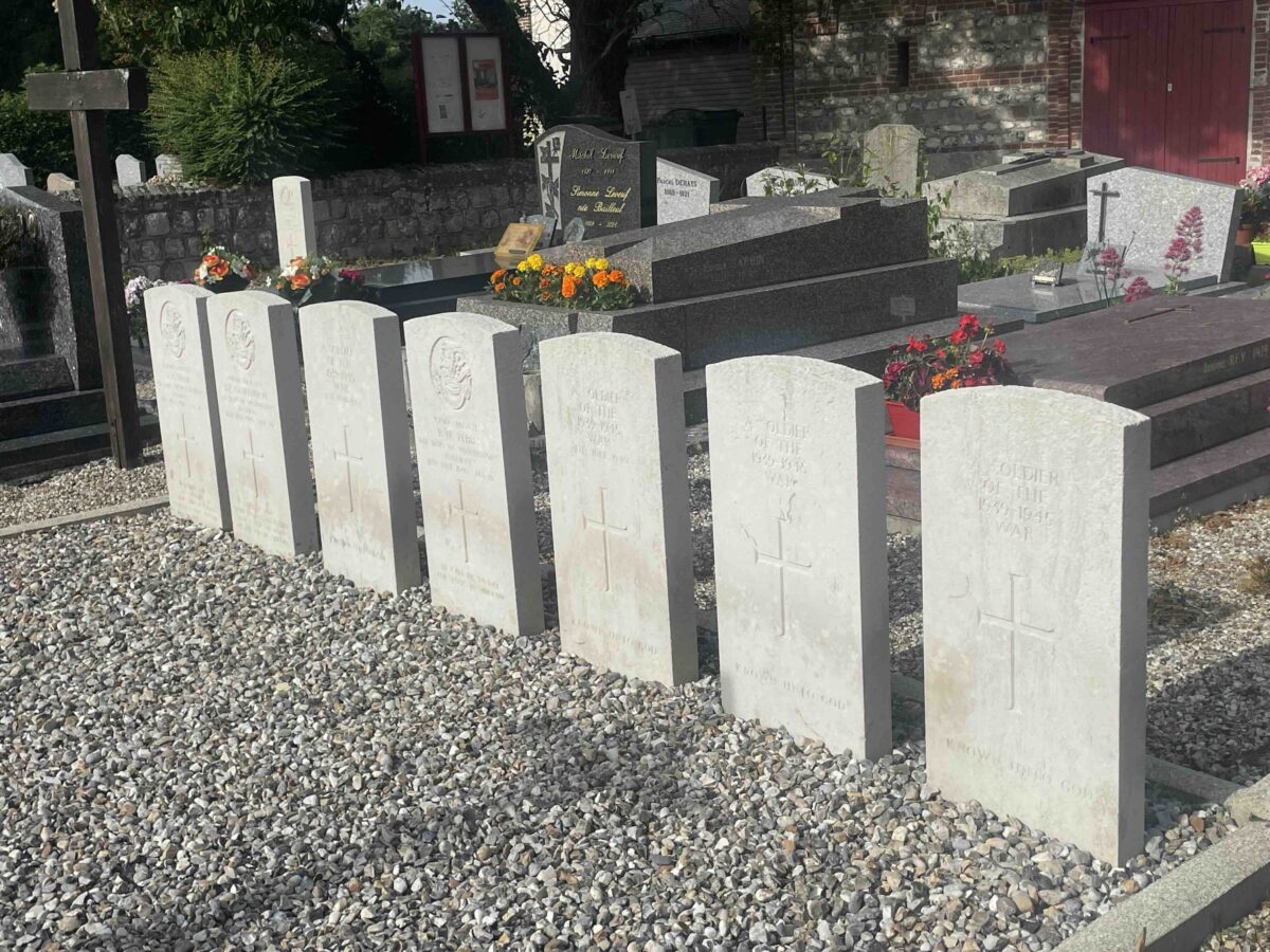 Montre la disposition des sépultures militaires britanniques dans le cimetière du village de Blosseville