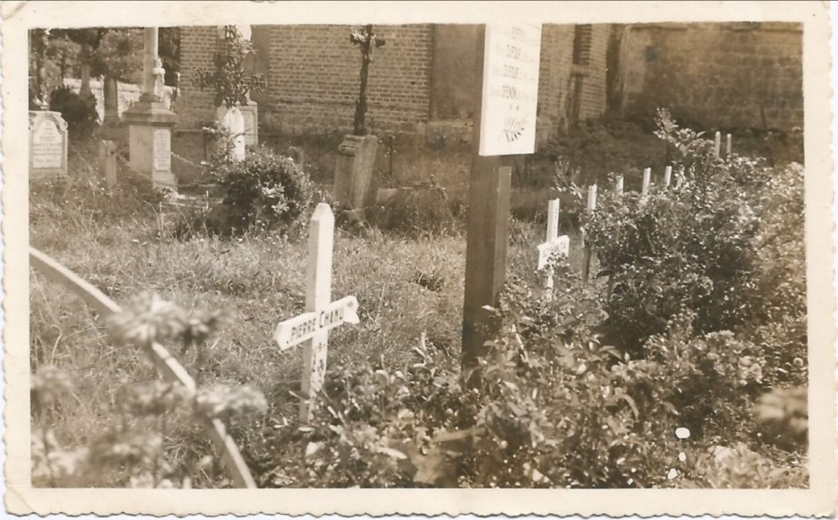 Photo montrant l'état des sépultures dans les années 1940 avant l'érection des stèles en pierre