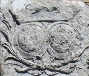 Lire la suite à propos de l’article Les armoiries sculptées face Sud de la Tour