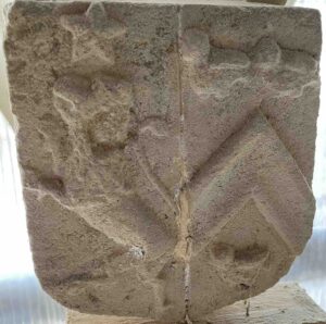 Lire la suite à propos de l’article Les armoiries sculptées, à l’intérieur de l’église de Blosseville sur Mer