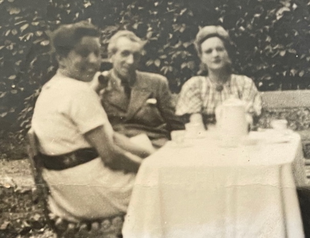 Attablés, de gauche à droite Marcelle Marchand, Camille Marchand est leur belle-fille Suzanne Thierry