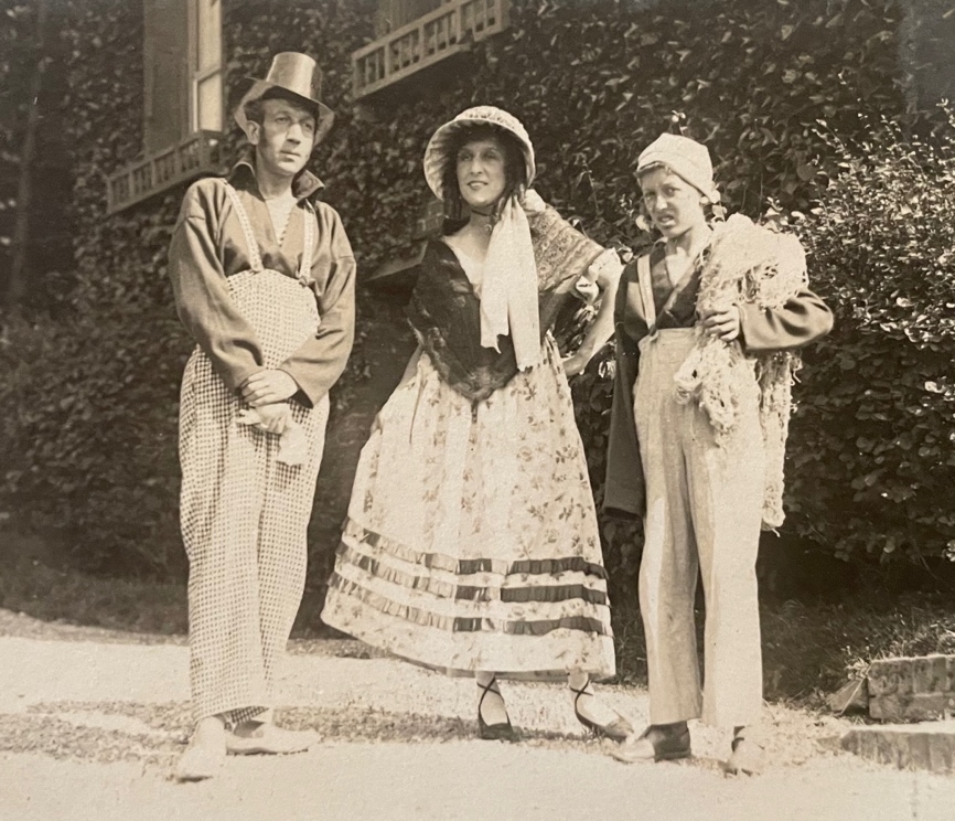Vers 1930, Camille Marchand avec sa femme Marcelle et son fils Maurice , costumés pour "Les Fêtes romantiques (voir programme)